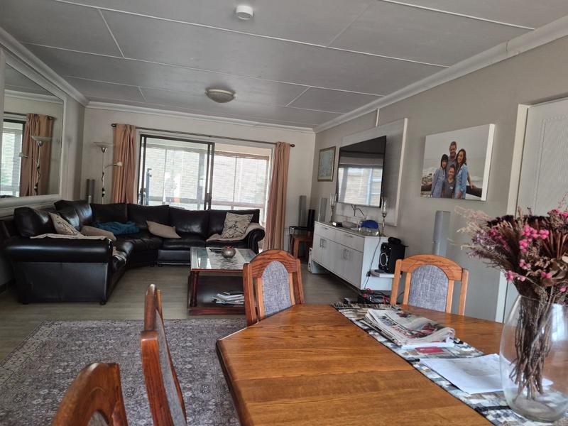 4 Bedroom Property for Sale in Hartenbos Heuwels Western Cape